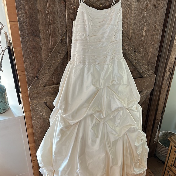 Paloma Blanca Dupioni silk wedding gown - Picture 4 of 17